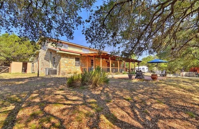 Beautiful farmhouse on an unspoilt canyon forty minutes from ATX