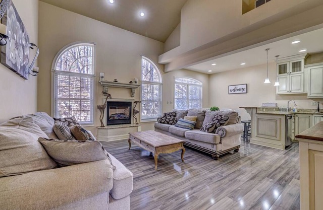 Beautiful four-bedroom, 4 bath house in Big Boulder Community that sleeps 12 with Lake Club Access