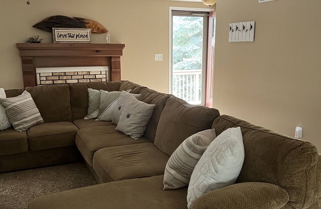 Beautiful fully furnished tri-level home located 3 miles outside of nCaseville.
