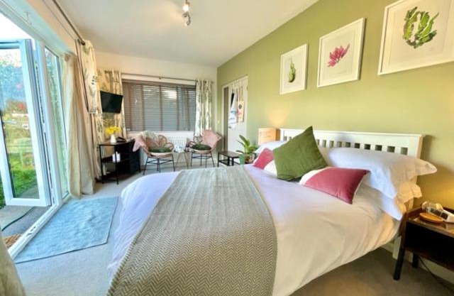 Beautiful Garden Room with Private Entrance