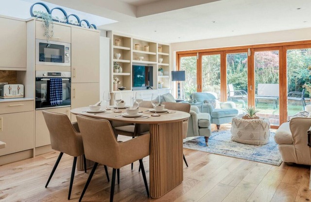 Beautiful Ground Floor Apartment + Private Garden