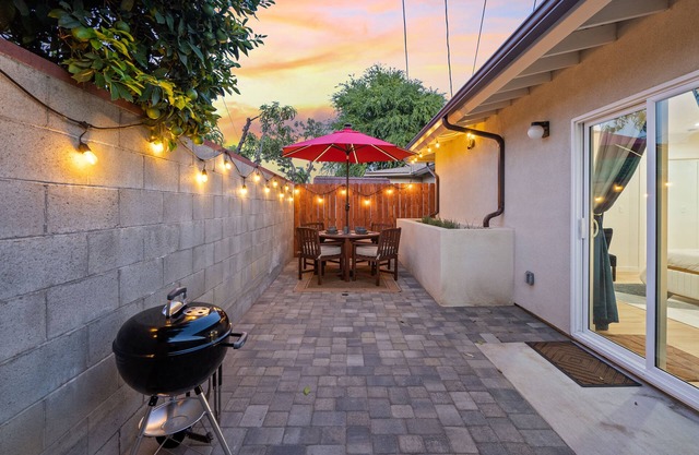 Beautiful Guesthouse in North Hills-Private Parking/Patio-Quiet Neighborhood