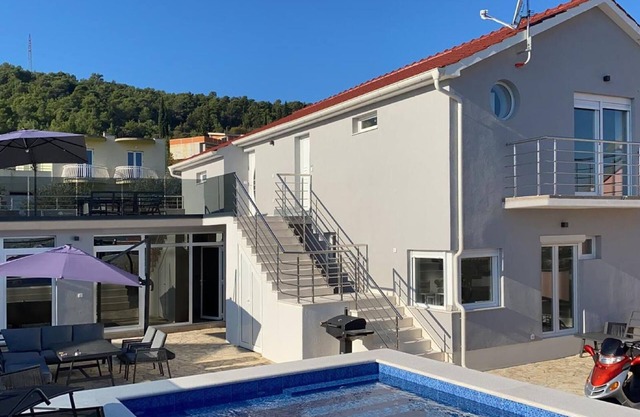 Beautiful holiday home with pool and sea views