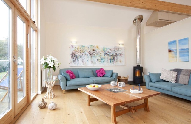 Beautiful holiday home with hot tub, just a walk away from Talland beach.