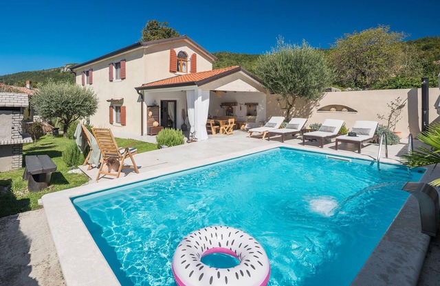 Beautiful home in Brest pod Uckom