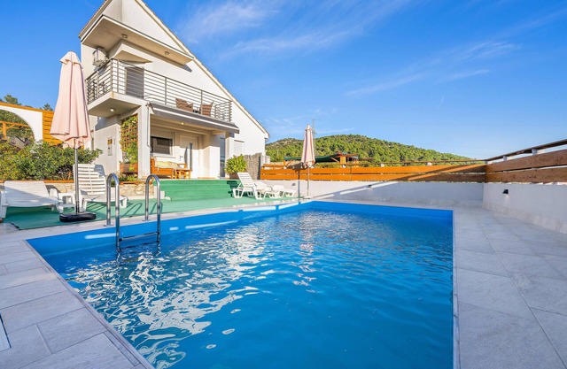 Beautiful home in Bilice with WiFi