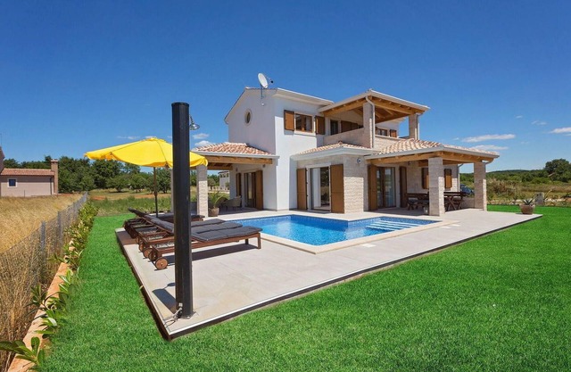 Beautiful home in Funtana