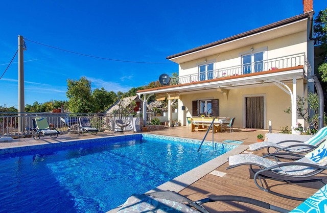 Beautiful home in Jablanac with WiFi