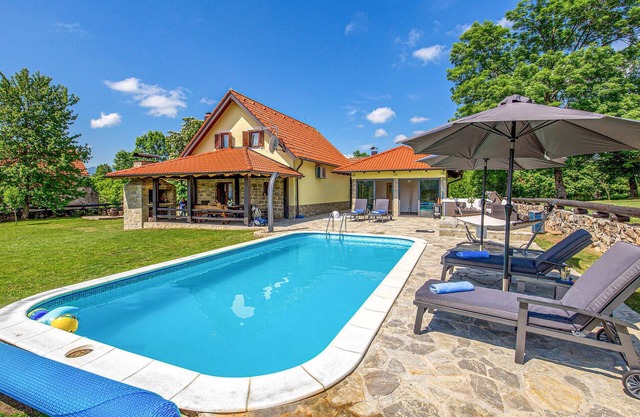 Beautiful home in Lovinac with sauna