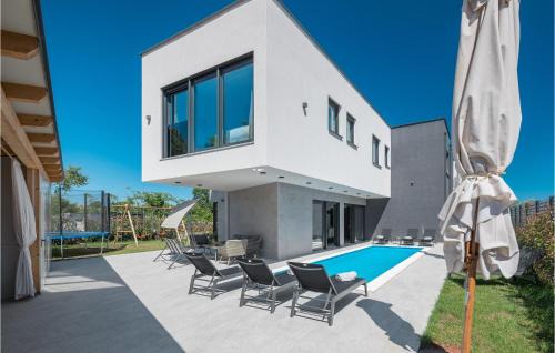 Beautiful Home In Medulin With Jacuzzi