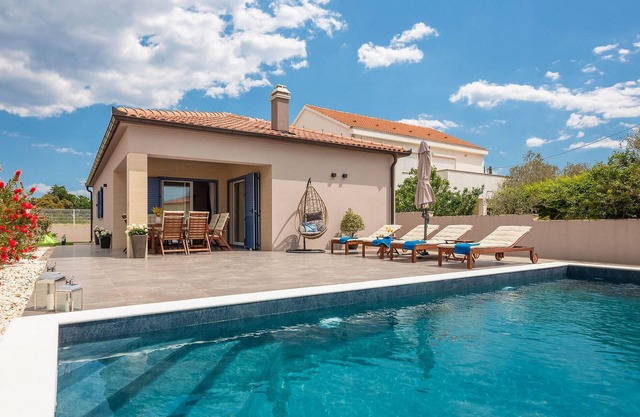 Beautiful home in Nin