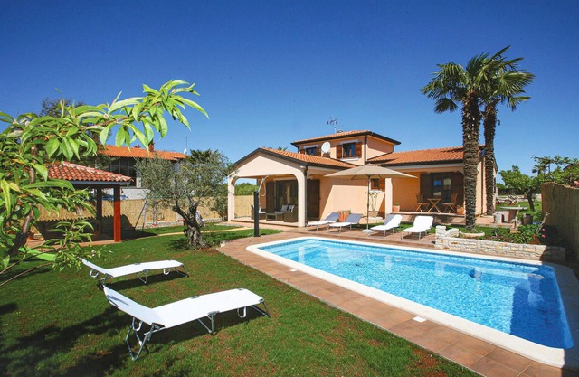 Beautiful home in Novigrad with WiFi