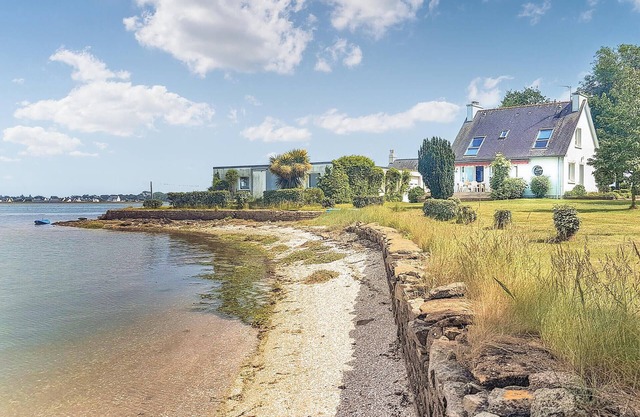 Beautiful home in Pont L´Abbé with WiFi