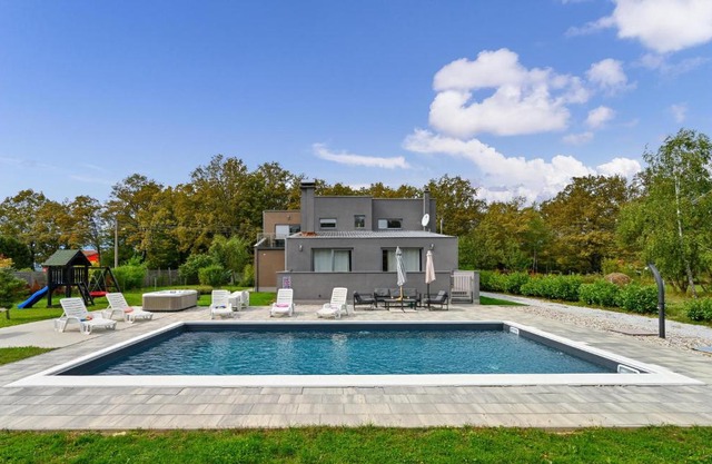 Beautiful Home In Pisarovina With Sauna, Wifi And Outdoor Swimming Pool