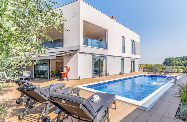 Beautiful home in Porec with kitchen