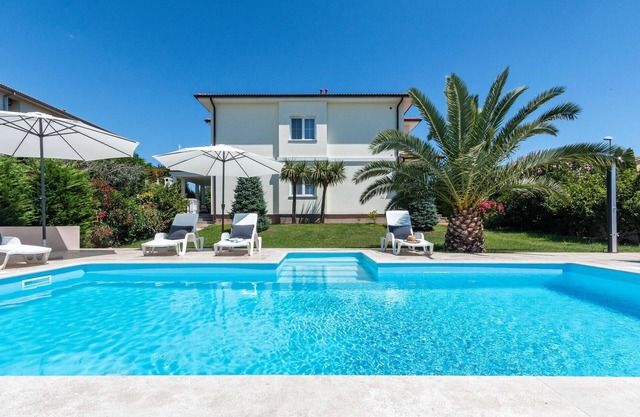 Beautiful home in Pula