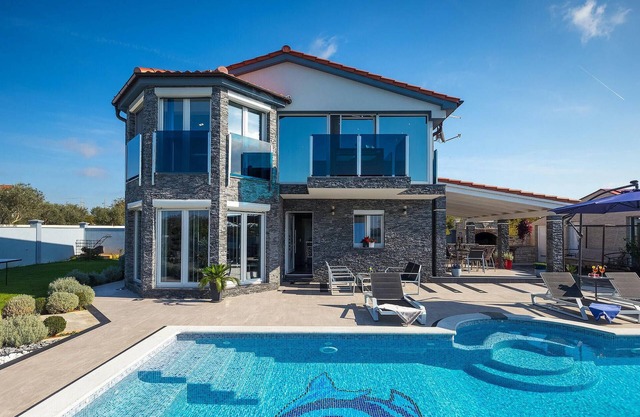 Beautiful home in Pula