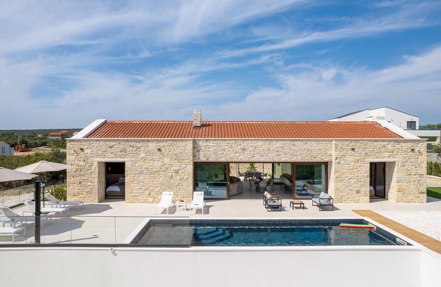 Beautiful home in Sikovo with sauna