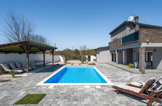 Beautiful home in Stankovci with WiFi