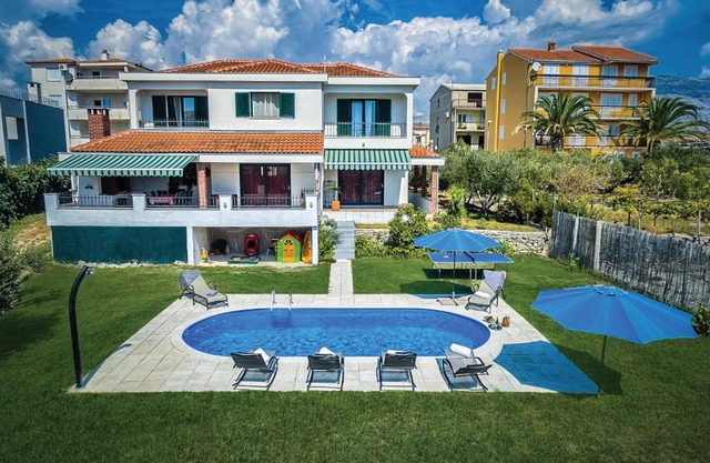 Beautiful Home In Stobrec With 4 Bedrooms, Jacuzzi And Wifi