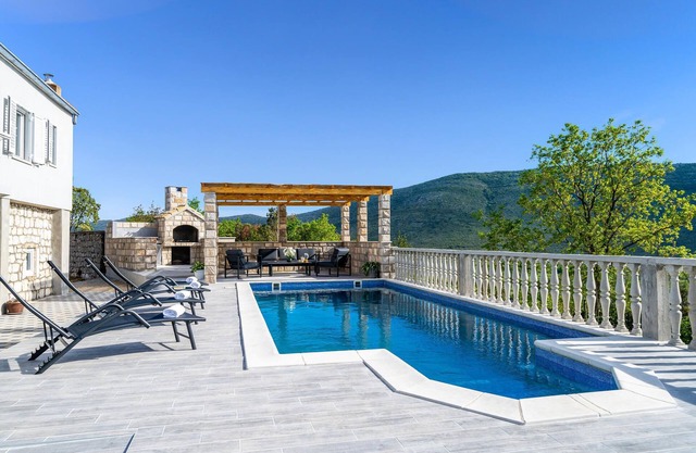 Beautiful home in Ston with WiFi