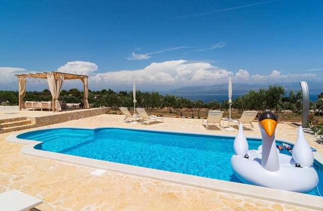 Beautiful home in Sutivan