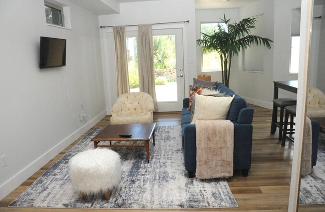 Beautiful home, walking distance to downtown restuarants and bars