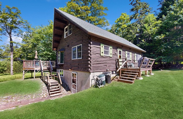 Beautiful home with WiFi, lake view, deck, & firepit - walk to beach