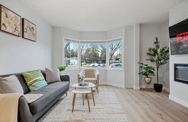 Beautiful House 3BDR>Chinook Mall 2 mins>Downtown 10 mins/Backyard>Firepit>PS5