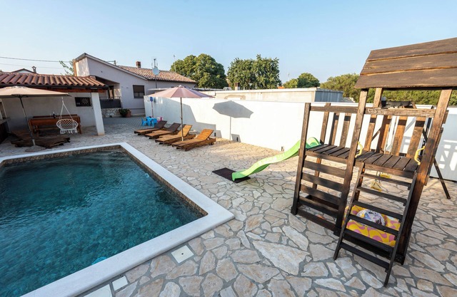 Beautiful HOUSE NICOLE, swimming pool, fenced yard, BBQ, perfect for families