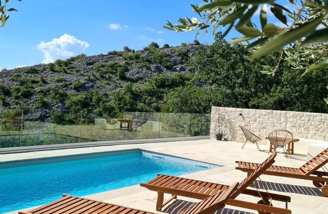 Beautiful house with pool and sea view