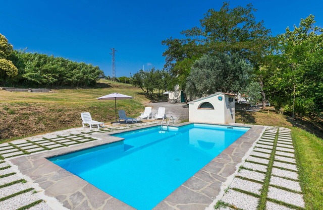 Beautiful apartment in villa for 10 guests with pool, TV, pets allowed and parking
