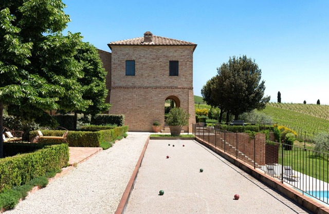 Beautiful private villa with A/C, private pool, WIFI, TV, patio, panoramic view, close to Montalcino