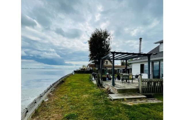 Beautiful Lake St Clair Cabin