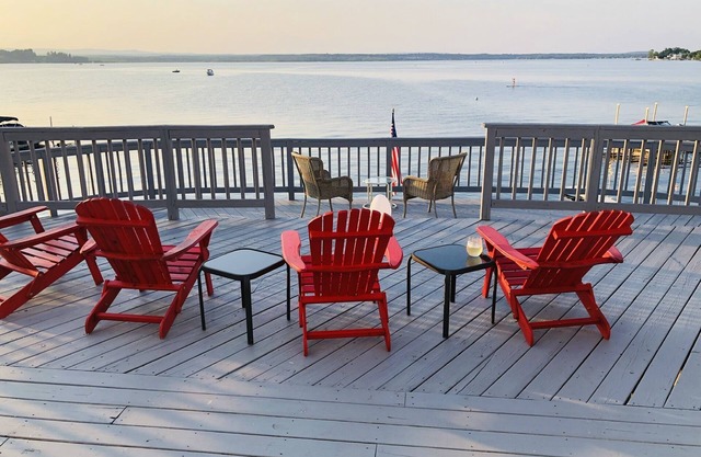 Beautiful lake House with sunset views