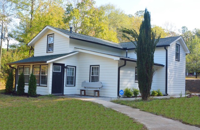 Beautiful Lakeside Cottage (Hidden Cove Farmhouse) 4bedroom 3 bath