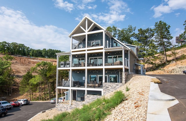 Beautiful Lakeview 10 Bedrooms-hot tub/fire pit