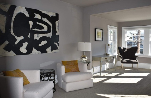 Beautiful large 2 Bedroom Flat Centrally Located In A Great Neighborhood.