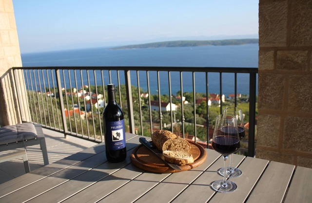 Beautiful large and luxurious family-friendly 'stonehouse' with stunning sea views