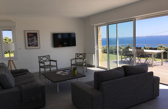 Beautiful, large house facing the Iroise Sea in Plougonvelin