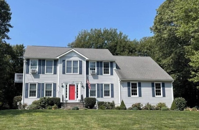 Beautiful large 4-bedroom house with AC and WiFi: South Kingstown Rhode Island.