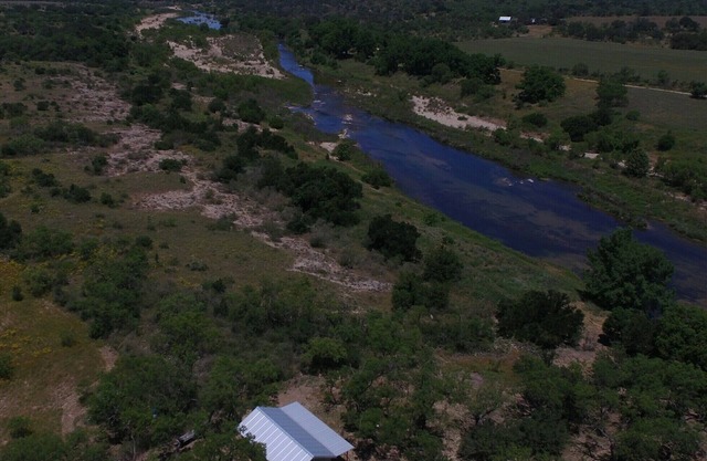 Beautiful Llano River front cabin near Castell Swimming, fishing, kayaking.