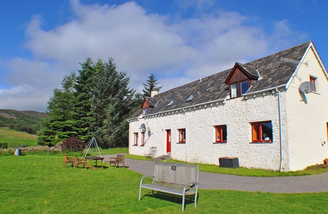 Beautiful Loch Ness views from Spacious, Secluded Farmhouse nr Inverness