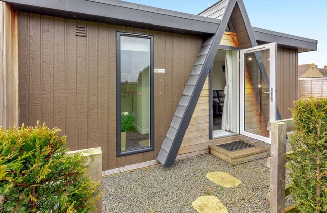 Beautiful lodge with hot tub - Alstroemeria