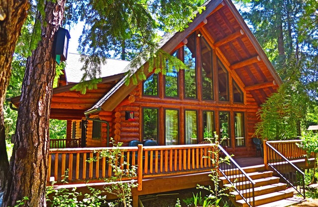 Beautiful Log Home, 20 min. from Leavenworth, WA. Nestled In The Woods