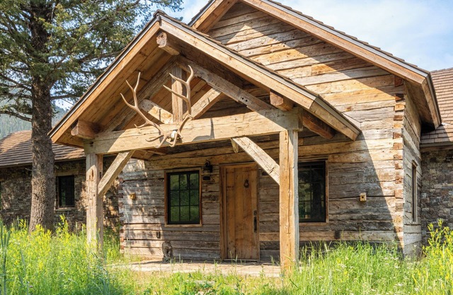 Beautiful Luxurious Private Cabin in The Centennial Valley, Spectacular Views
