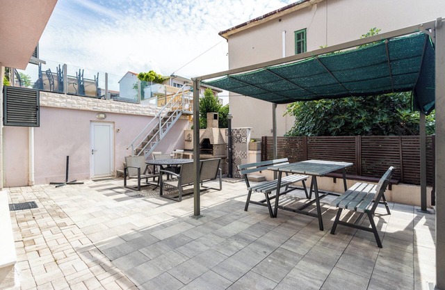 Beautiful luxury house w sea view & outside space