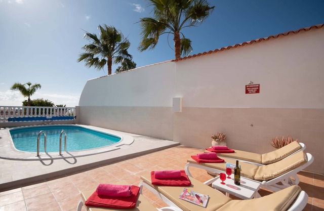 Beautiful luxury spacious 4 bed villa Costa Adeje a with a heating pool
