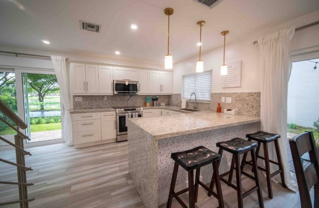 Beautiful Miami Family Lake House OR in Tranquil Community 3 Beds/2Bath 6 Guests