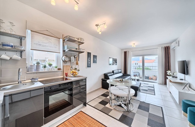 Beautiful modern 1 BR apartment 100 meters to ocean